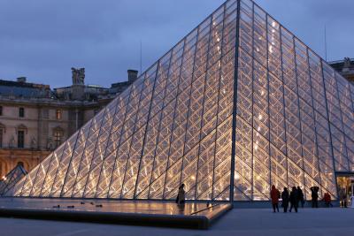 Le Louvre et ses pyramides