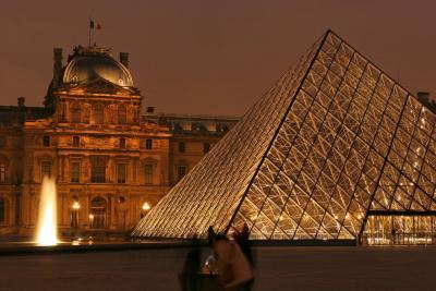 Le Louvre et ses pyramides