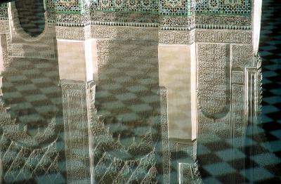 Marrakech - Reflets des murs de la méderssa Ben Youssef dans son bassin