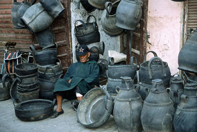 Marrakech - Vendeur d'articles mnagers fabriqus avec de vieux pneus de voiture