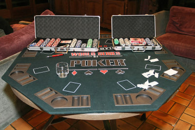 La table de la finale de Poker lors d'une soire au chalet La Colombe