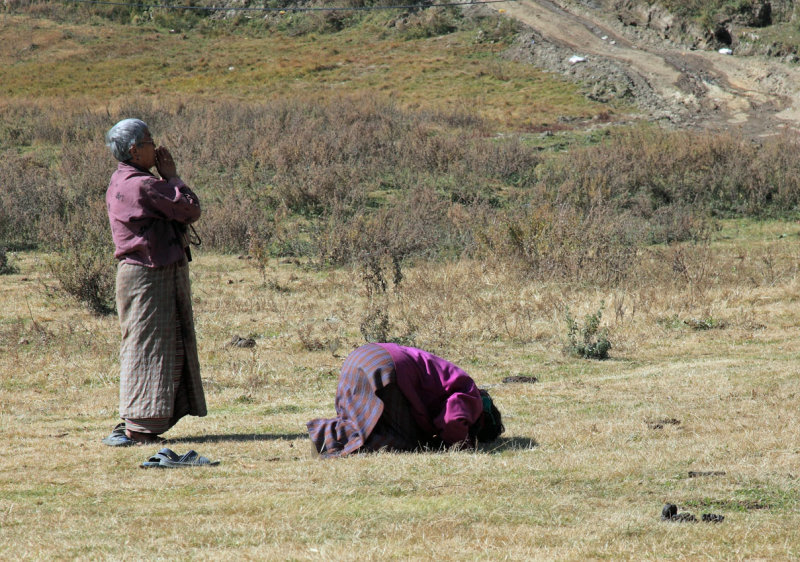 Praying outside Kurjey Lhakhang