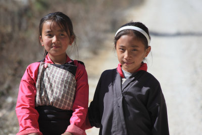 Schoolgirls, Paro Chhu