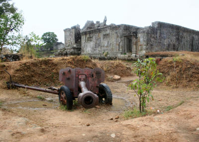 Old Kmer Rouge artillery