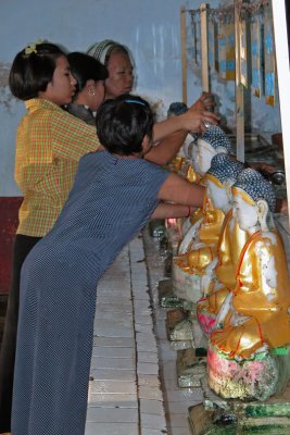 Tending to Buddhas, Maha Muni Pagoda