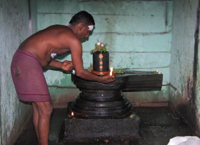 Brahmin priest making lingam offering