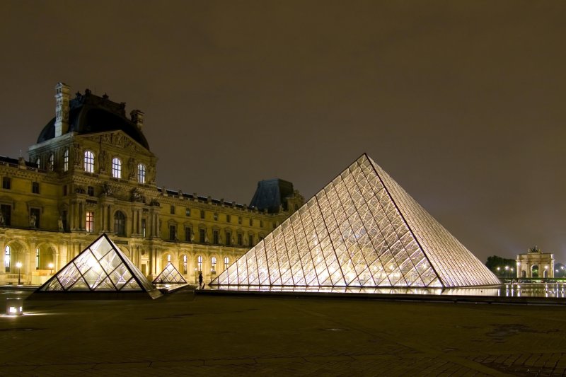 Pyramide du Louvre