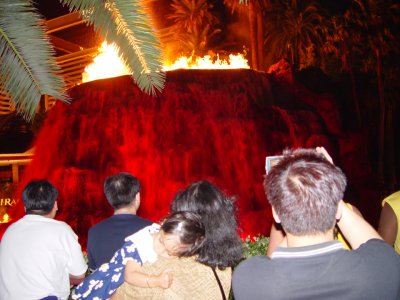 The volcano spews fire spontaneously.jpg