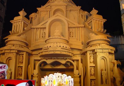 Witness the impressive temple built exclusively for the 4 day puja.
