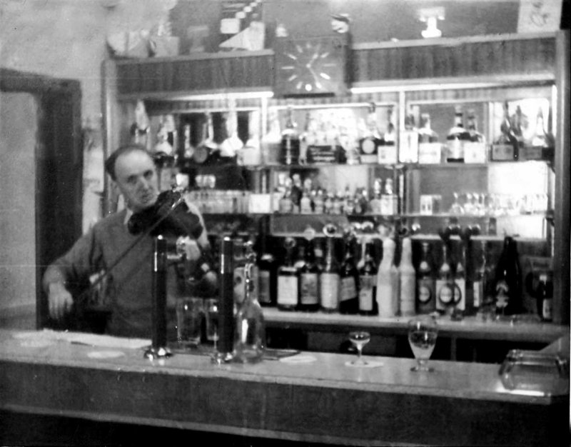 The Cairn Hotel Rowanlea Bar Dad
