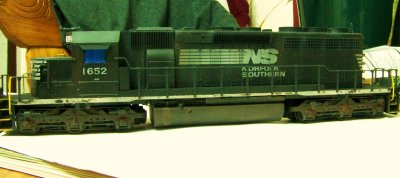 Weathering project of Norfolk Southern SD40-2 engine