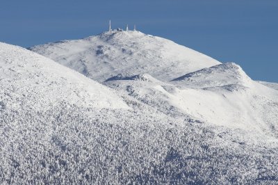 The buildings and communication towers on Mt. Washington were clearly visible, with Mt. Monroe and Mt. Franklin on the right.