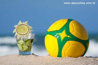 caipirinha de limão e bola de futebol com cores do Brasil 8896.jpg