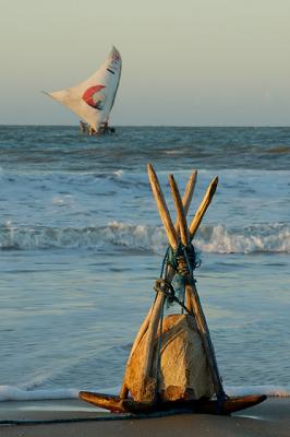 Âncora artesanal com jangada ao fundo - praia do Iguape