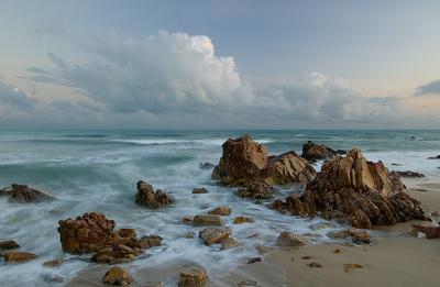 Pedras e mar na alvorada, praia do Barro Preto, Aquiraz