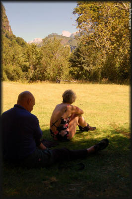 Jaime and Barbara in the shade, waiting for the arrival of their dry clothes.