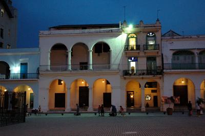 Plaza Vieja at night - Habana