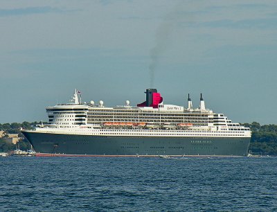 Queen Mary 2 Sept 2006 88002046.jpg