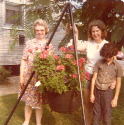 Granndma Spencer Lea & Ross Dempsey 1974.jpg