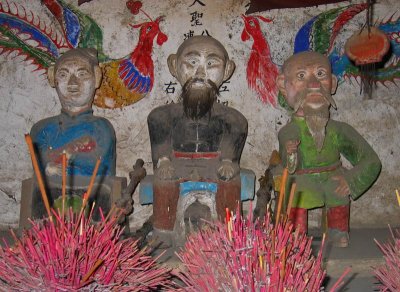 Figures in Dong village temple