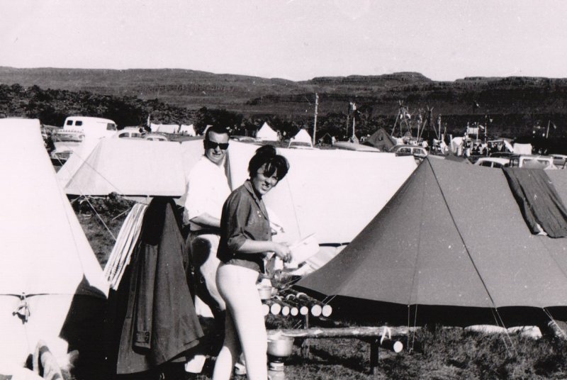 Á skátamóti við Hreðarvatn '66. Jón Helgi Hálfdanarson og Jóna Einarsdóttir aldarvinir pabba og mömmu