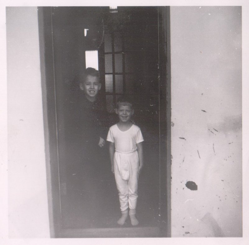 Bolli og Kjartan snemma morguns heima í Hverahlíđ 24, ca 1967
