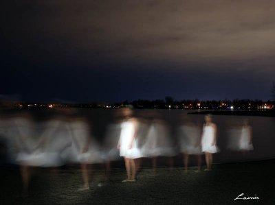 walking woman 4649 light painting 