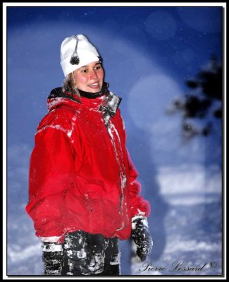 VALRIE - _MG_2989  -  JOUER DANS LA NEIGE PAR UNE BELLE SOIRE D'HIVER  /  PLAYING IN SNOW BY A BEAUTIFUL WINTER EVENING..