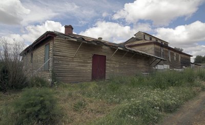 Derilect old railway building.jpg