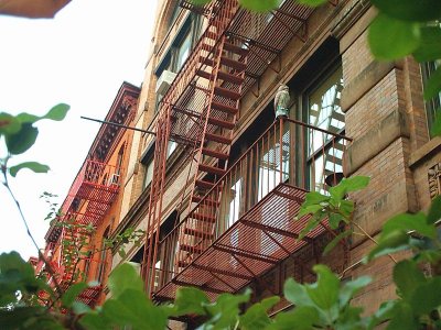 detail woning met brandladders en uil