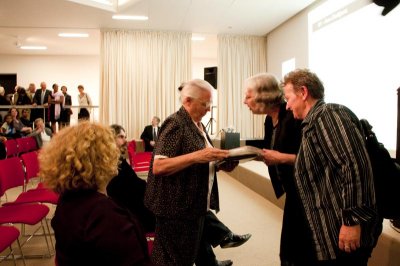 Vrouwen in t Zwart Leuven geeft fotoboek Lieve Snellings als geschenk aan Zr. Jeanne Devos