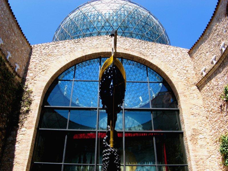 In the patio, the boat GALA supported by crutches and the Slave dalin de Michelangelo and the black umbrella.