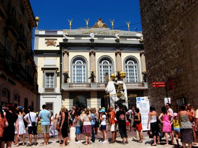 Place GALA SALVADOR DALI : An hour and a half waiting under a blazing sun, before entering inside the museum ...