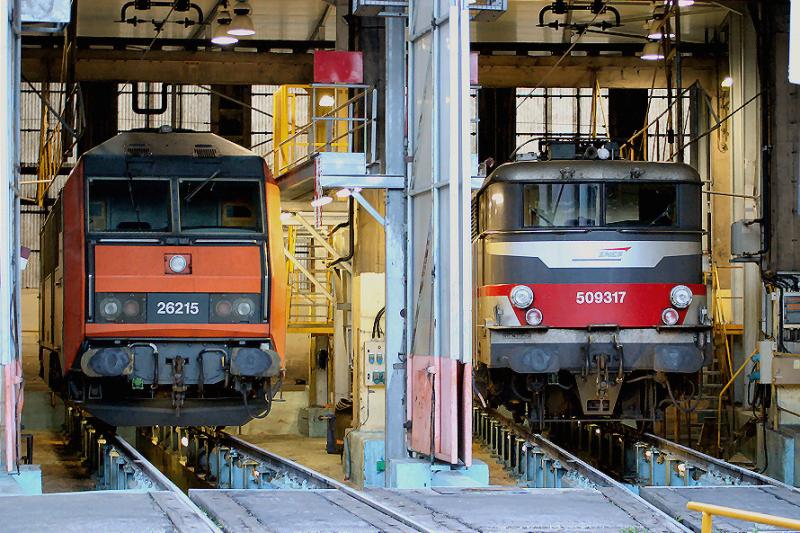 Under the Avignon rotunda, the BB26215 and the BB9317 at rest.