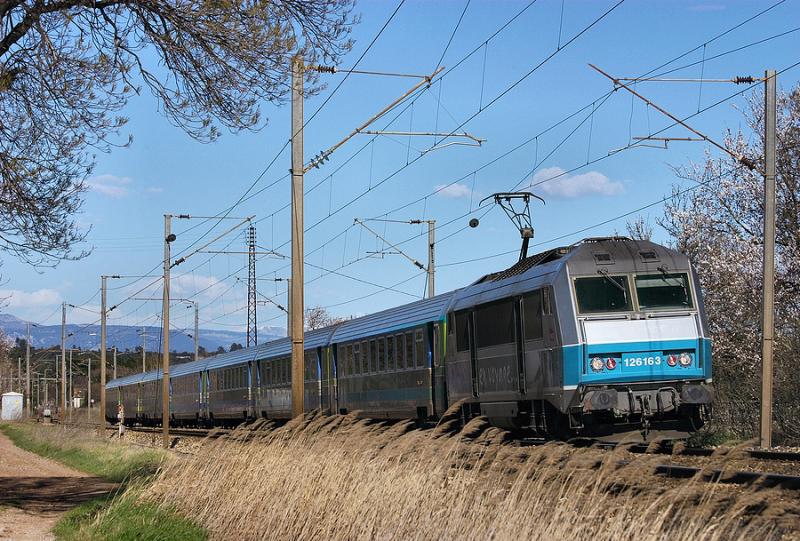 A short Toz train from Nice to Bordeaux with the BB26163 at Le Luc-Le Cannet, between St-Raphal and Toulon.
