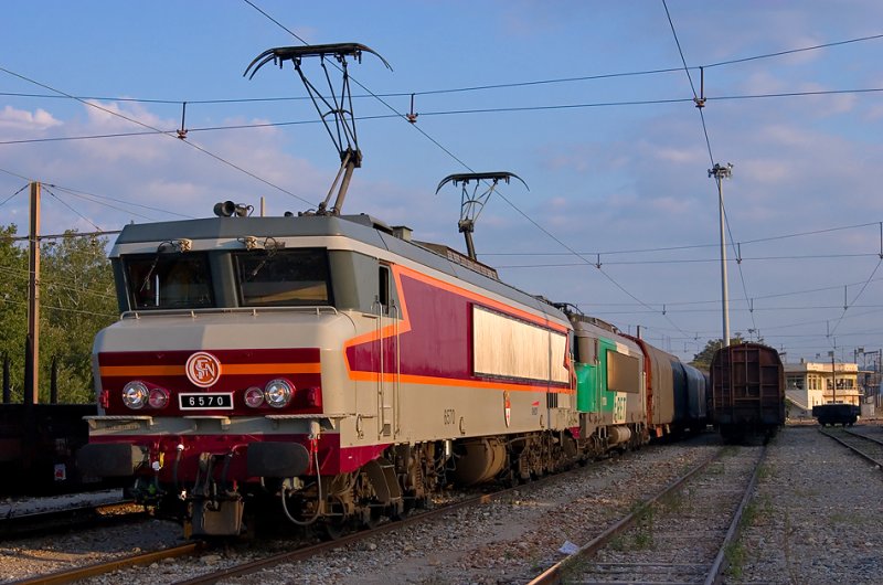 Waiting at Avignon-Champfleury Yard.