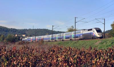 A TGV Duplex at Les Arcs-Draguignan, heading to Nice.