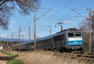 A short Téoz train from Nice to Bordeaux with the BB26163 at Le Luc-Le Cannet, between St-Raphaël and Toulon.