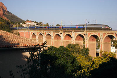 A TGV Rseaux on the Anthor Bridge.