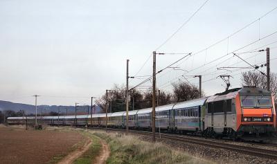 The BB26156 and the Toz train Nice-Bordeaux at Le Luc-Le Cannet.