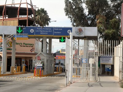 Entrance to Los Algodones Mexico (border) tw.jpg