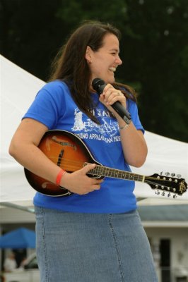 Teacher/Instructor Jennifer Pepper announces her kids, the Pickens Middle School Bluegrass Band