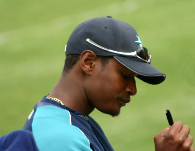 g3/14/296714/3/57114601.adam_jones_signing.jpg