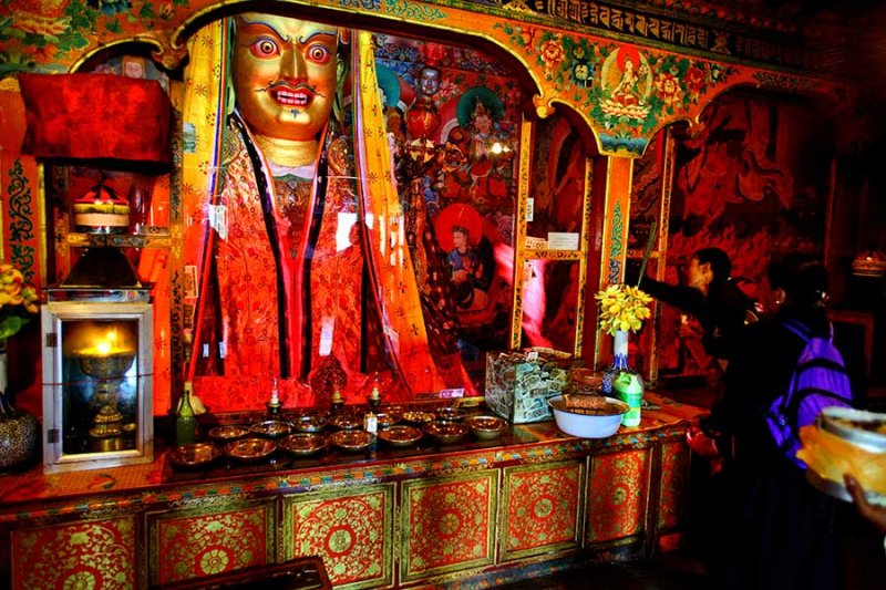 The tossing of the Tibetan khatta.