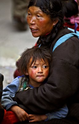 Mother and child asking for money. Lhasa, Tibet.