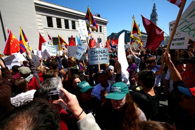 Converging groups, pro China and pro Tibet confront.