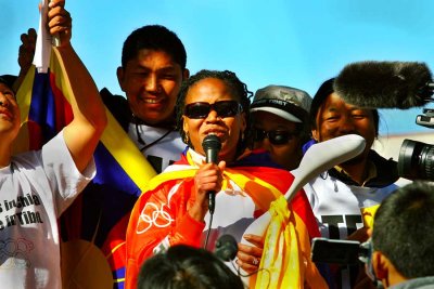 Majora Carter holding the Tibetan Torch of Freedom.