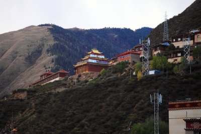 座落在高山上的寺廟
