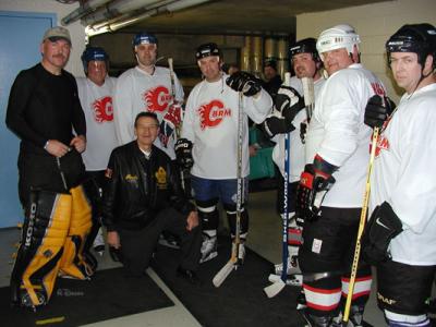 Walter Gretzky Poses With Guns & Hoses Players