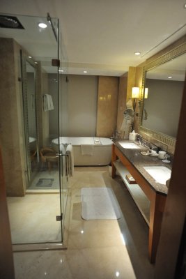 Four Seasons Mumbai - Deluxe Sea View Bathroom